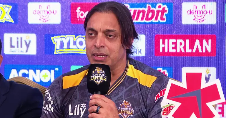 সংবাদ সম্মেলনে কথা বলছেন শোয়েব আখতার